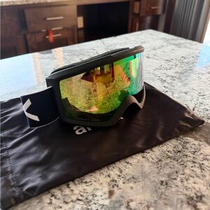 Anon snow goggles. (Perceive green)